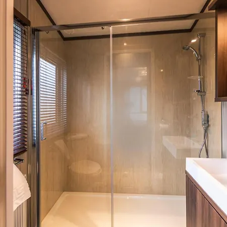 Lakeside Gem With Hot Tub York