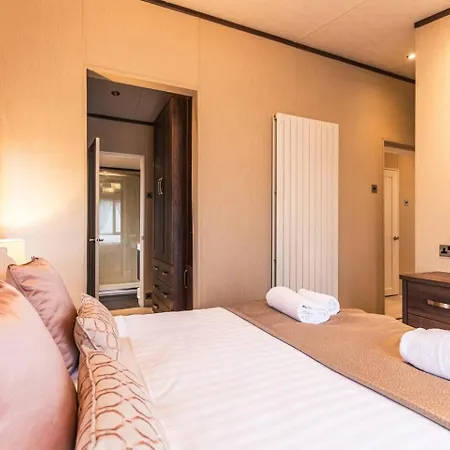 Lakeside Gem With Hot Tub Lodge