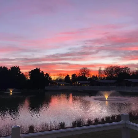 Lodge Lakeside Gem With Hot Tub