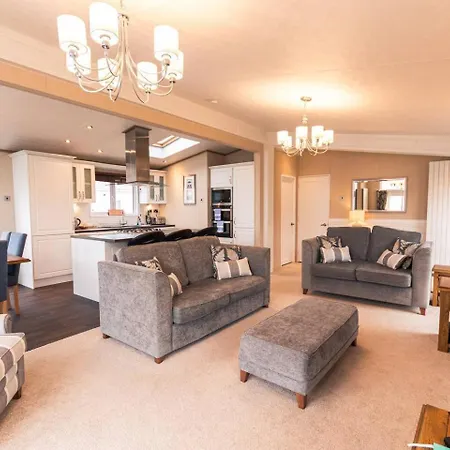 Lakeside Gem With Hot Tub Lodge