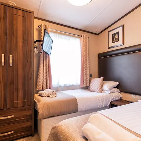 Lodge Lakeside Gem With Hot Tub York