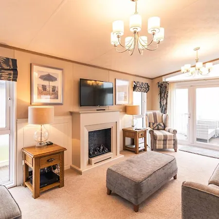 Lakeside Gem With Hot Tub * York