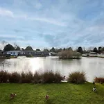 Lakeside Gem With Hot Tub 롯지 *