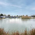 롯지 Lakeside Gem With Hot Tub 요크