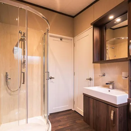 Lakeside Gem With Hot Tub Lodge