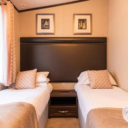 Lakeside Gem With Hot Tub Lodge *