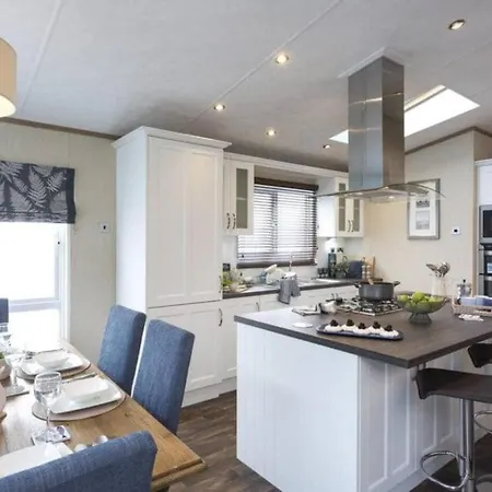 Lakeside Gem With Hot Tub *