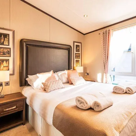 Lakeside Gem With Hot Tub *