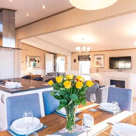 Lakeside Gem With Hot Tub Lodge *