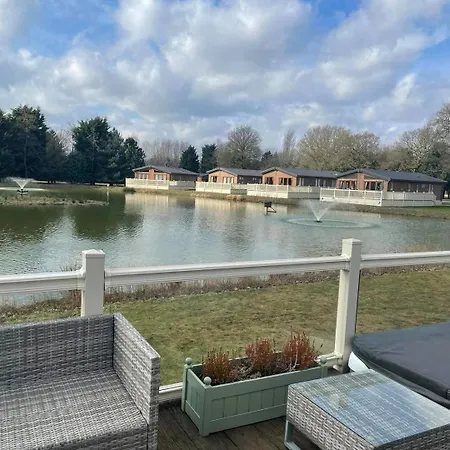 Lodge Lakeside Gem With Hot Tub