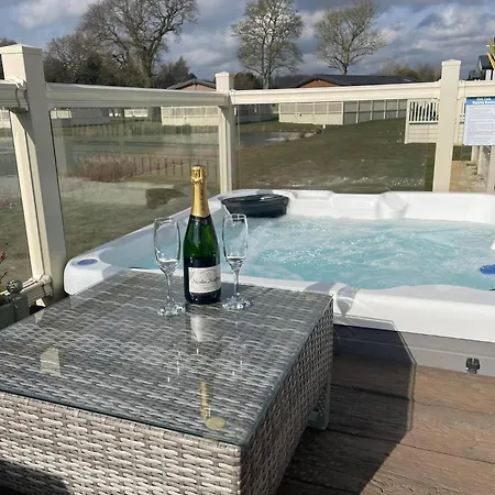 Lodge Lakeside Gem With Hot Tub Γιορκ