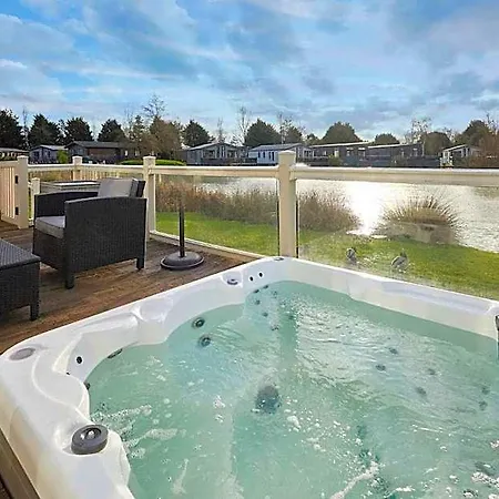 Деревянный коттедж Lakeside Gem With Hot Tub