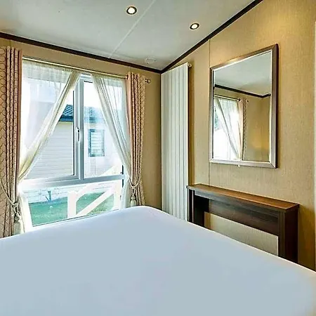 Lakeside Gem With Hot Tub Йорк