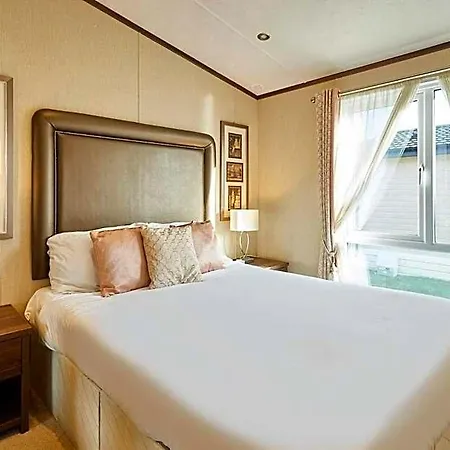 Деревянный коттедж Lakeside Gem With Hot Tub Йорк