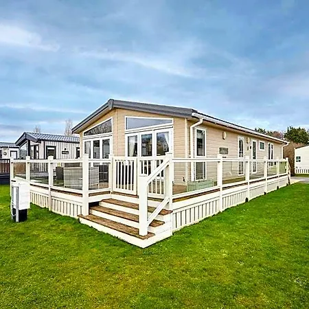 Lakeside Gem With Hot Tub *