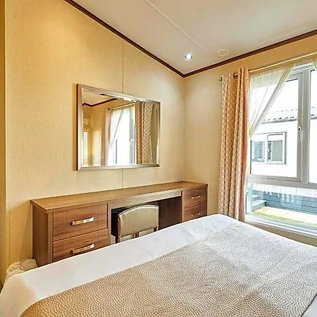 Lakeside Gem With Hot Tub * Йорк