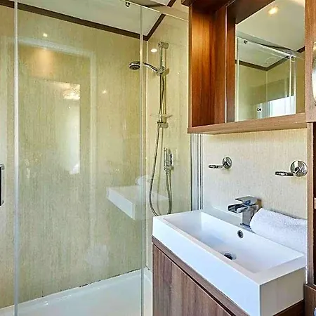 Деревянный коттедж Lakeside Gem With Hot Tub *