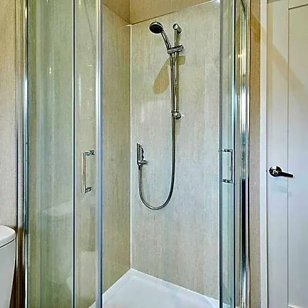 Деревянный коттедж Lakeside Gem With Hot Tub *