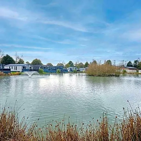 Lakeside Gem With Hot Tub Деревянный коттедж *