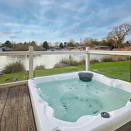 Деревянный коттедж Lakeside Gem With Hot Tub Йорк