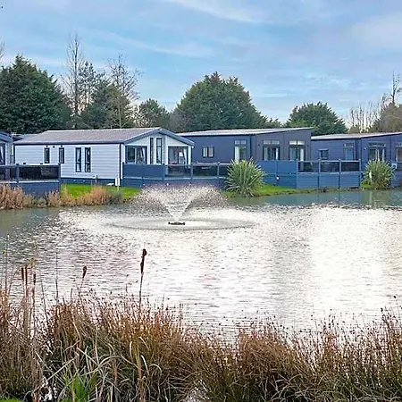 Lakeside Gem With Hot Tub Йорк