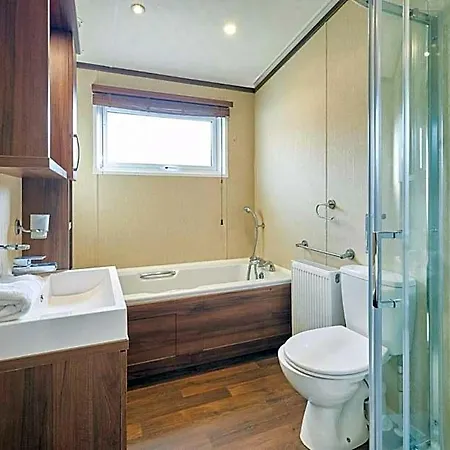 Lakeside Gem With Hot Tub * Йорк