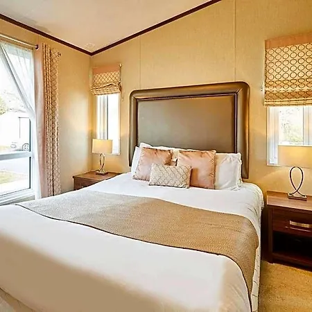 Lakeside Gem With Hot Tub * Йорк