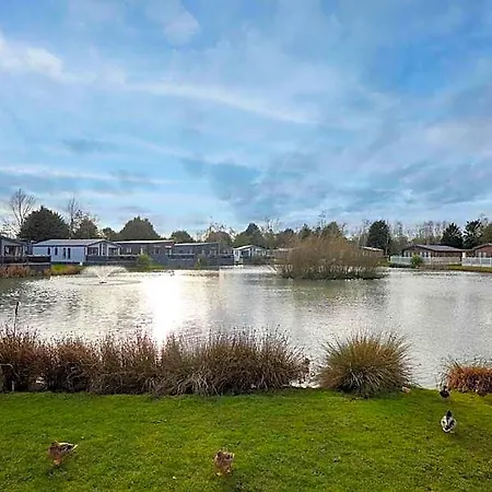 Lakeside Gem With Hot Tub Деревянный коттедж *