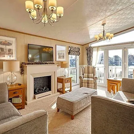 Lakeside Gem With Hot Tub *