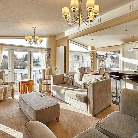 Lakeside Gem With Hot Tub Йорк