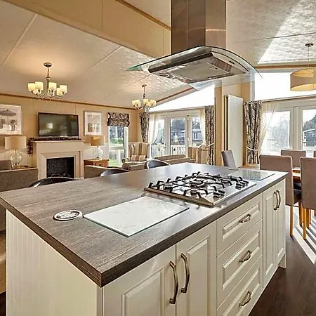 Деревянный коттедж Lakeside Gem With Hot Tub