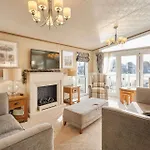 Lodge Lakeside Gem With Hot Tub *