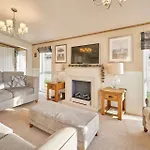 Lakeside Gem With Hot Tub Lodge *