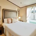 Lodge Lakeside Gem With Hot Tub *