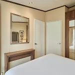 Lakeside Gem With Hot Tub Lodge York