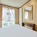Lodge Lakeside Gem With Hot Tub