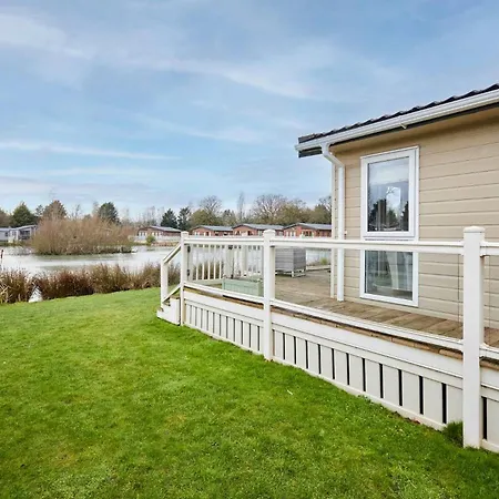 Lakeside Gem With Hot Tub