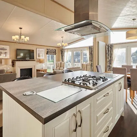 Lodge Lakeside Gem With Hot Tub