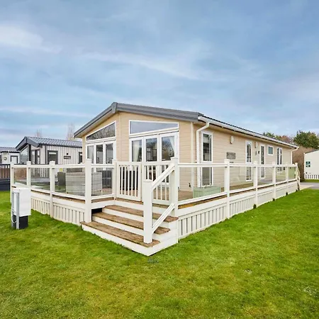 Lakeside Gem With Hot Tub Lodge *