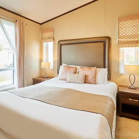 Lodge Lakeside Gem With Hot Tub *