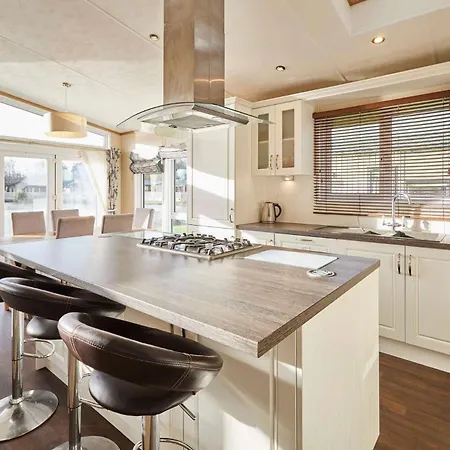Lakeside Gem With Hot Tub Lodge York