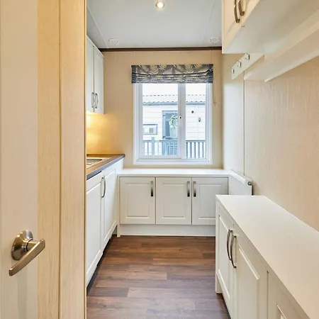 Lodge Lakeside Gem With Hot Tub York