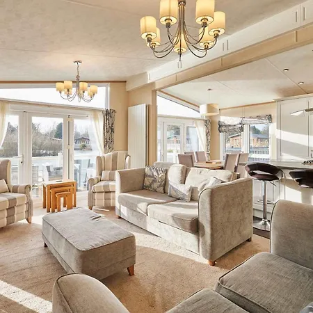 Lakeside Gem With Hot Tub Lodge