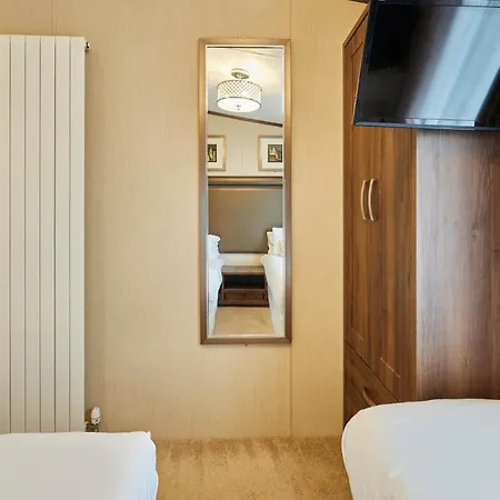 Lakeside Gem With Hot Tub Gerendaház York
